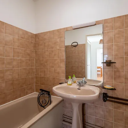 Apartment T2 Idealement Situe A - Proche Plage, Commerces Et Gare - Parking Prive - Fr-1-319-452 *